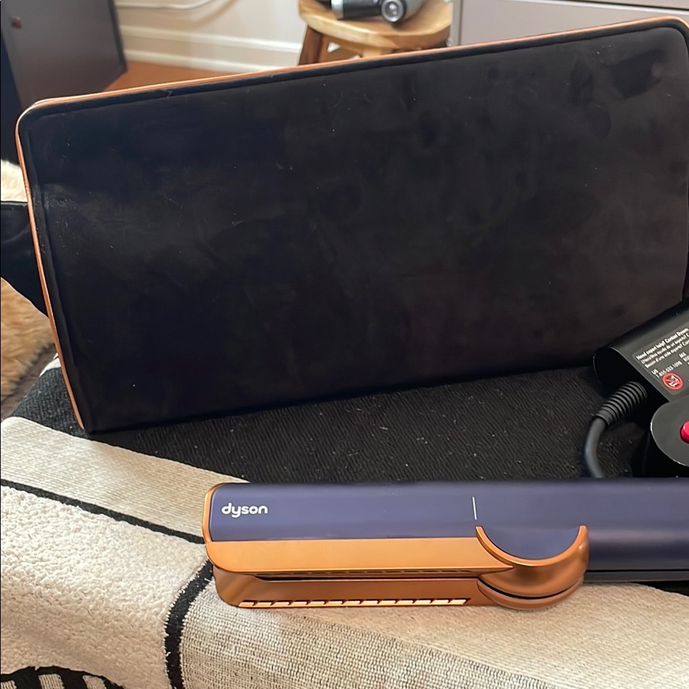 Dyson Hair Tool in Black and Gold